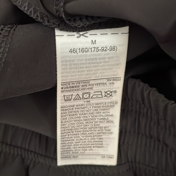 NWOT Women’s Gapfit lightweight pants black size M.86% poly,14% spandex/elastane - Picture 4 of 7